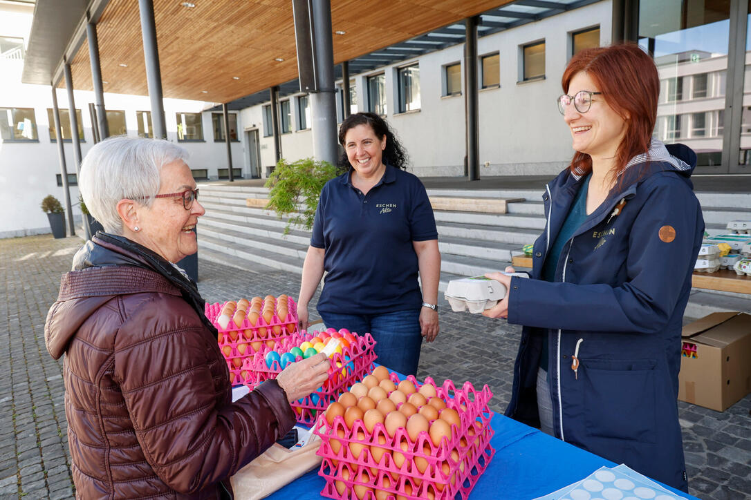 Karfreitagseierverkauf auf dem Dorfplatz von Eschen