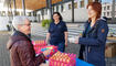Karfreitagseierverkauf auf dem Dorfplatz von Eschen