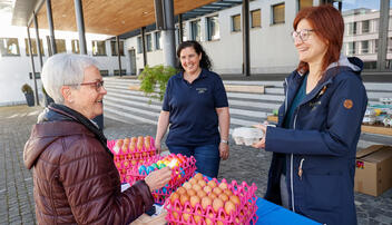 Karfreitagseierverkauf auf dem Dorfplatz von Eschen