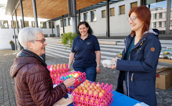 Karfreitagseierverkauf auf dem Dorfplatz von Eschen
