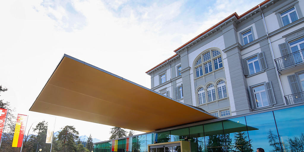 Band durchgetrennt zur Eröffnung: Das Luxushotel "Waldhaus" in Flims ist am Freitag nach einer gründlichen Renovation wieder für die Gäste da.