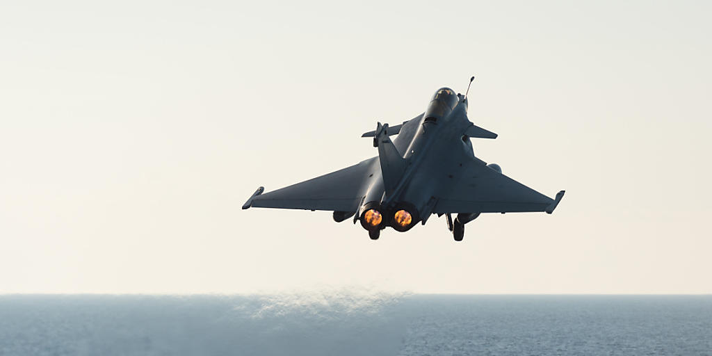 Ein Rafale-Jet der französischen Luftwaffe startet vom Flugzeugträger Charles de Gaulle im Mittelmeer. Erstmals sind am Dienstag Marschflugkörper von Flugzeugen gegen die IS-Miliz eingesetzt worden. (Archivbild)