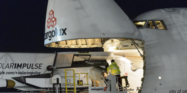 Die Crew belädt das Solarflugzeug "Solar Impulse 2" (Archiv) Die Crew belädt das Solarflugzeug "Solar Impulse 2" (Archiv)