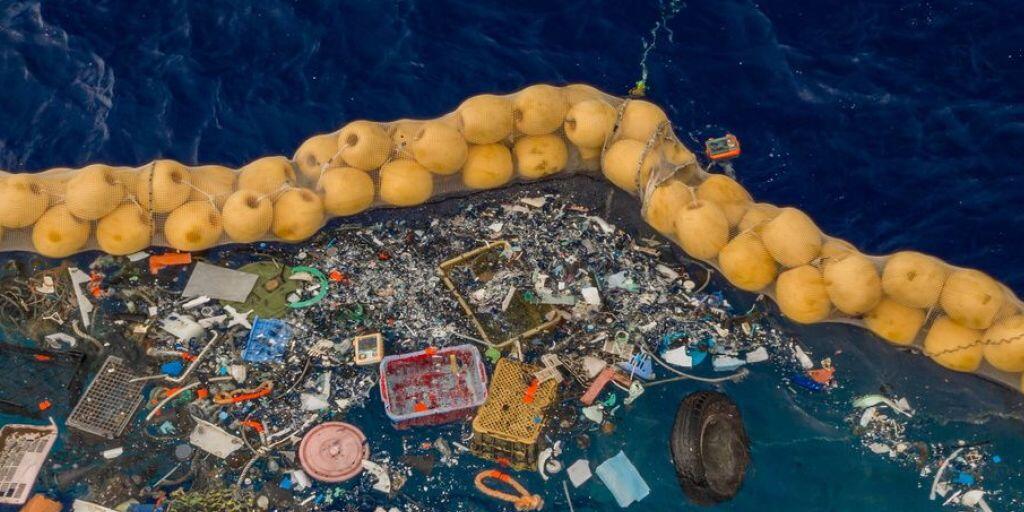 The Ocean Cleanup präsentiert sein Säuberungs-System 001/B, das im Great Pacific Garbage Patch Abfälle sammelt. (zVg)