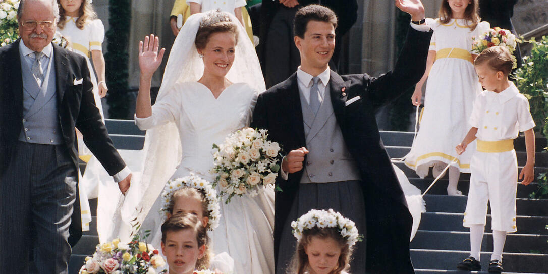 FUERSTENHAUS, BRAUTPAAR, MONARCHIE, FUERST, ADEL, HOCHZEITSFEIER, HEIRAT, WINKEN, TREPPE