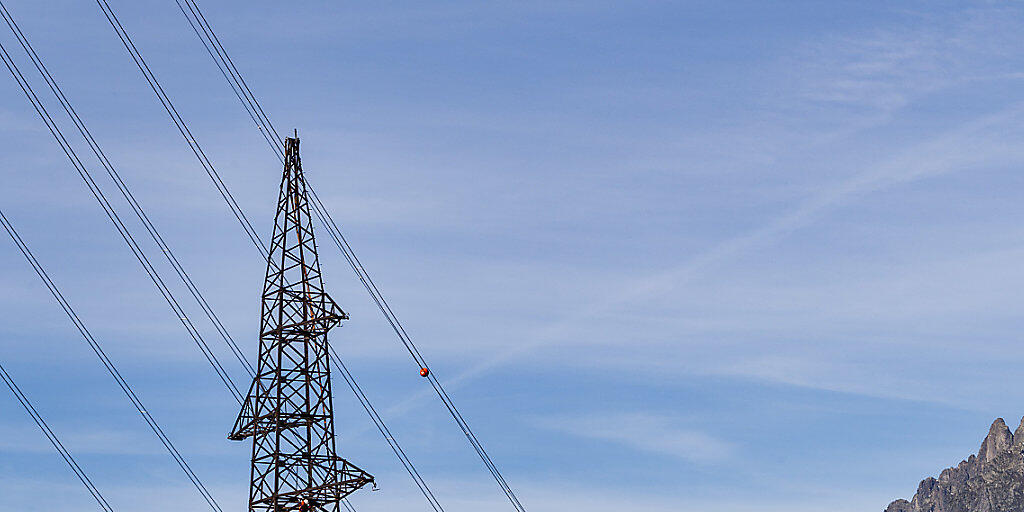 Wer da hinaufklettert und die Stromversorgung sichert, soll auch sozial abgesichert sein, fordert der Gewerkschaftsdachverband Travail.Suisse: Monteure an einem Leitungsmast in Martigny VS. (Archiv)