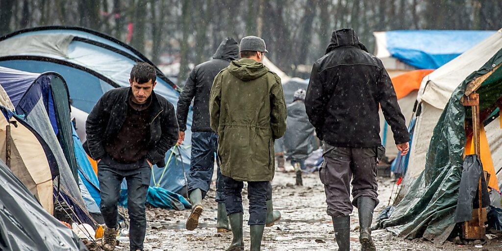 Von den französischen Behörden "Dschungel" genannt: Das wilde Flüchtlingslager bei Dünkirchen ist geräumt worden. (Archivbild)