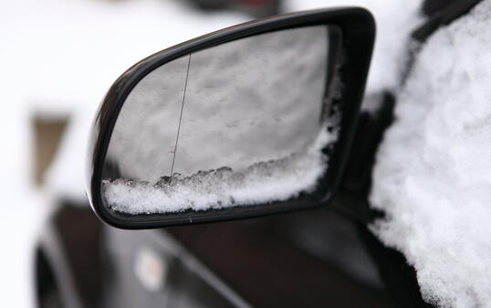 Andere, Autos, Außenaufnahme, Fotografisches, Gegenstände, Nahaufnahme, Natur, Objekte, Pkws, Rückspiegel, Schnee, Symbole, Symbolik, Transport, Umwelt, Zeichen, artikel, aussen, aussenaufnahme, aussenspiegel, auto, automobil, automobile, autos, außen,