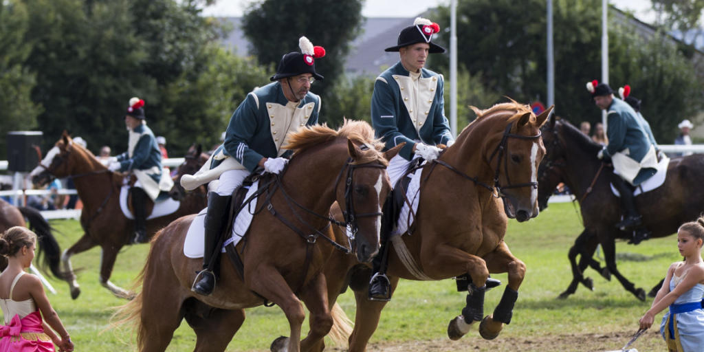 Auch Ehrengäste können reiten: Vorführung der Tessiner Delegation in Saignelégier. Auch Ehrengäste können reiten: Vorführung der Tessiner Delegation in Saignelégier.