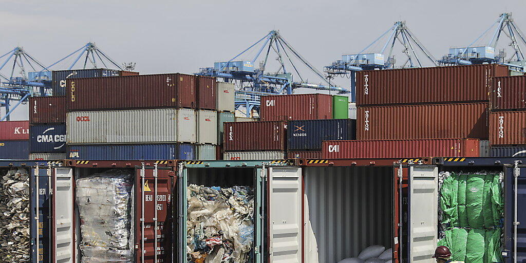 Zurück an den Absender: Malaysia schickt Plastikmüll in die Herkunftsländer zurück. Ein Polizist öffnet Container in Port Klang.