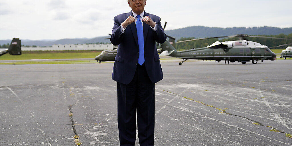 Donald Trump (l), Präsident der USA, gestikuliert nach seiner Ankunft am Flughafen Asheville. Foto: Evan Vucci/AP/dpa Donald Trump (l), Präsident der USA, gestikuliert nach seiner Ankunft am Flughafen Asheville. Foto: Evan Vucci/AP/dpa
