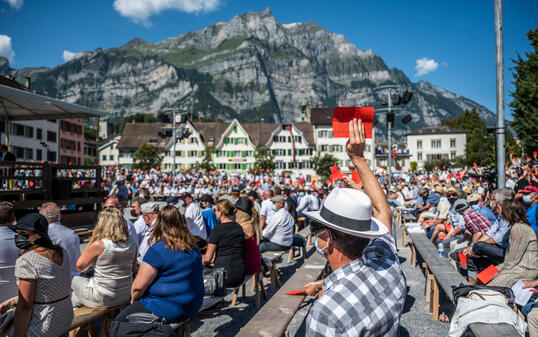 SCHWEIZ, LANDSGMEINDE, GLARUS, DEMOKRATIE, ABSTIMMUNG, ZAUNPLATZ, MASKEN