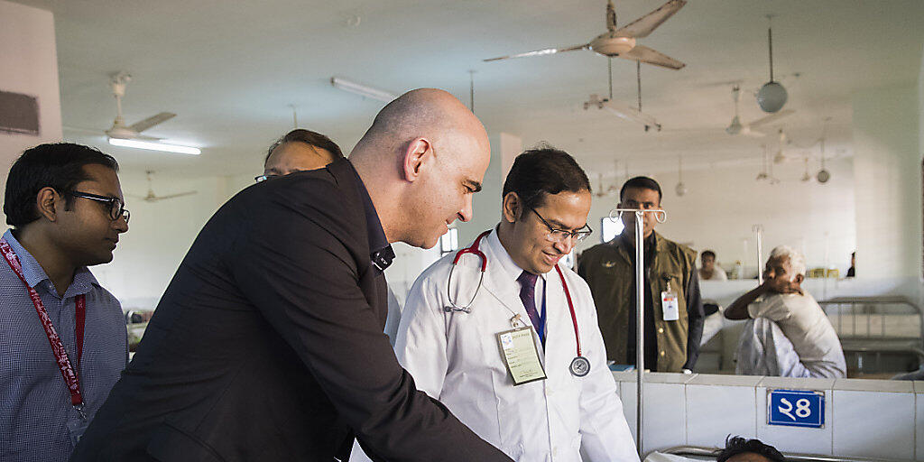 Bundespräsident Alain Berset hat seinen Besuch in Bangladesch abgeschlossen. In der Stadt Cox's Bazar übergab er dem Distrikt-Spital 100 von der Schweiz finanzierte Betten sowie mehrere diagnostische Geräte.
