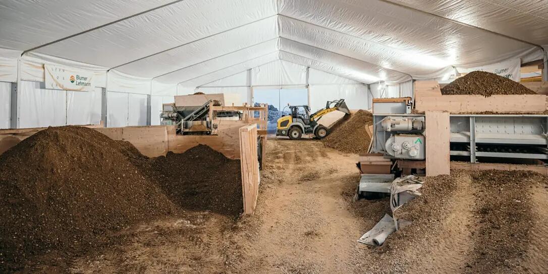 Aushubmaterial direkt von der Baustelle. Bürogebäude Hortus von Herzog & de Meuron in Allschwil bei Basel.