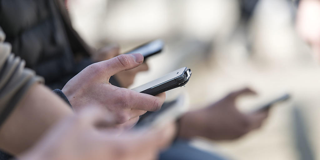 Wer viel im Internet surft, aber wenig telefoniert, kommt gemäss Tarifvergleich mit einem Abo von Aldi Mobile am günstigsten. (Symbolbild) Wer viel im Internet surft, aber wenig telefoniert, kommt gemäss Tarifvergleich mit einem Abo von Aldi Mobile am günstigsten. (Symbolbild)