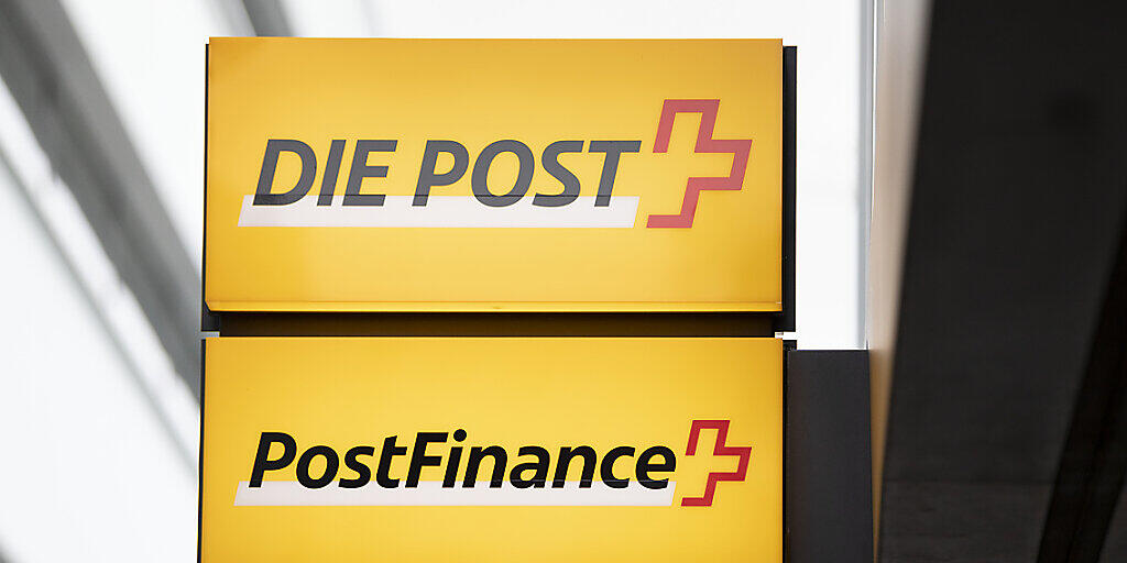 Der Betriebsertrag der PostFinance ist um 4 Prozent gefallen: Logos von Post und PostFinance (Archivbild).