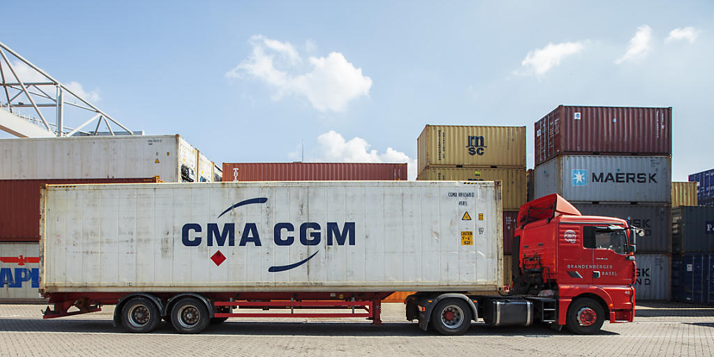 Container am Rheinhafen Kleinhüningen in Basel: Aus der Schweiz wurden im letzten Jahr weniger Waren ins Ausland verkauft. Container am Rheinhafen Kleinhüningen in Basel: Aus der Schweiz wurden im letzten Jahr weniger Waren ins Ausland verkauft.