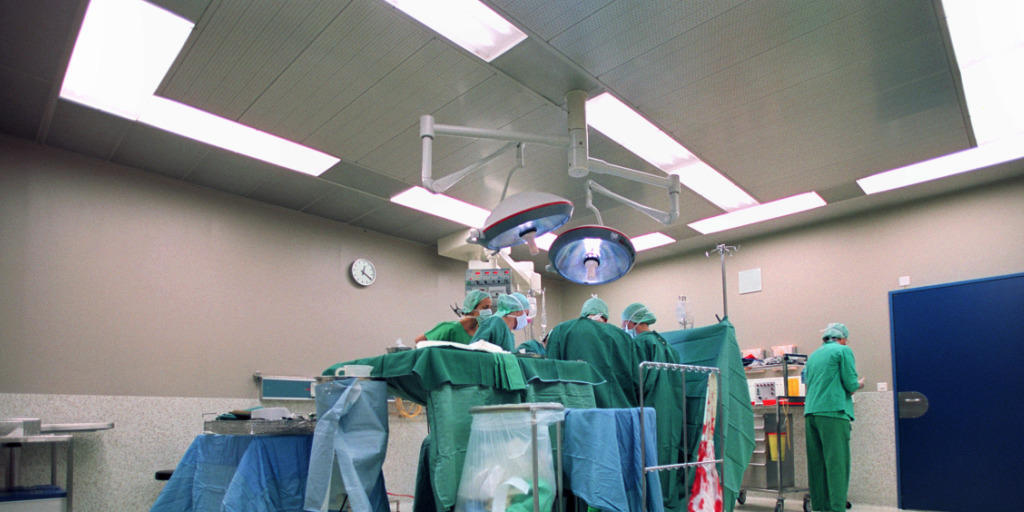 Bei jedem Eingriff kann sich der Patient oder die Patientin eine tödliche Spitalinfektion zuziehen. Die Strategie NOSO soll die Zahl der Infektionen und Todesfälle senken (Symbolbild)