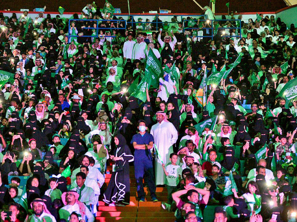 Frauen und Männer am Nationalfeiertag am 23. September 2017 im König Fahd-Stadion in Riad. Am Freitag durften Frauen erstmals für ein Fussballspiel in ein Stadion. (Archivbild)