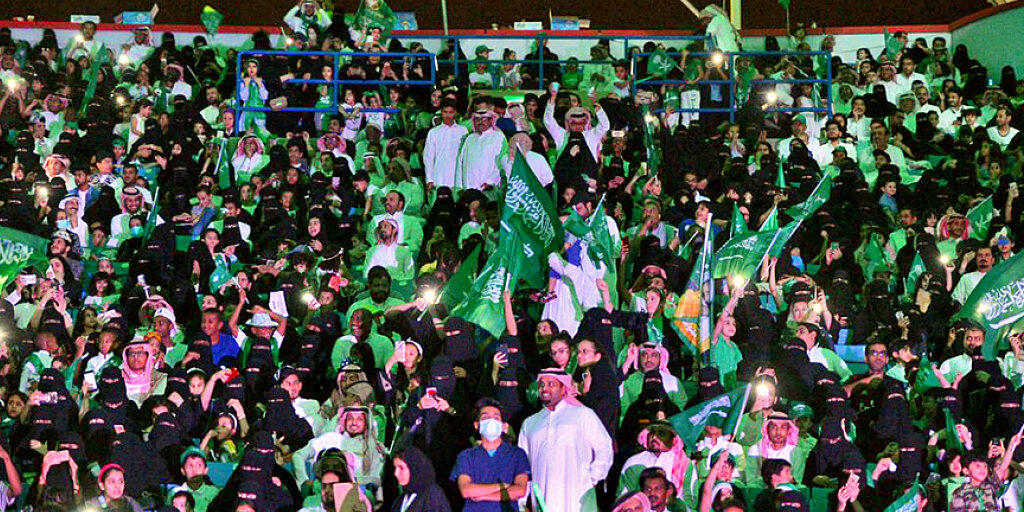 Frauen und Männer am Nationalfeiertag am 23. September 2017 im König Fahd-Stadion in Riad. Am Freitag durften Frauen erstmals für ein Fussballspiel in ein Stadion. (Archivbild)