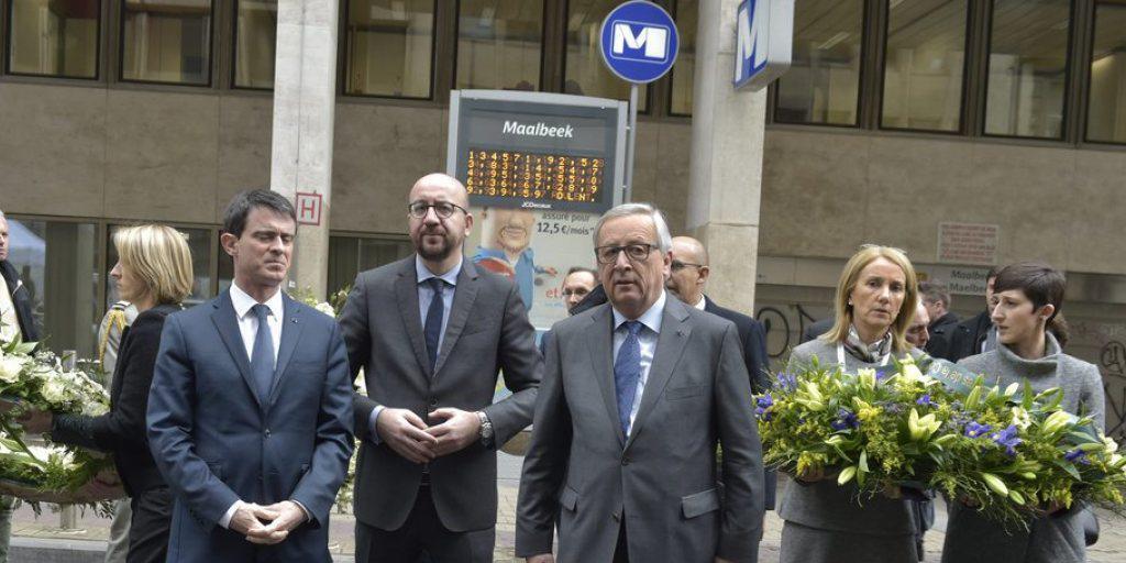 Schweigeminute für die Opfer der Anschläge: Frankreichs Premier Manuel Valls, Belgiens Premier Charles Michel und EU-Kommissionschef Jean-Claude Juncker (von links) bei der Metrostation Maelbeek in Brüssel.