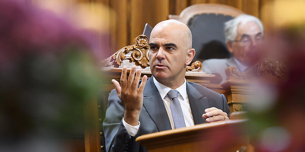 Sozialminister Alain Berset setzt bei der aktuellen IV-Revision bei den Jungendlichen und psychisch Kranken an. Der Ständerat hat die Vorlage gutgeheissen. (Archivbild)