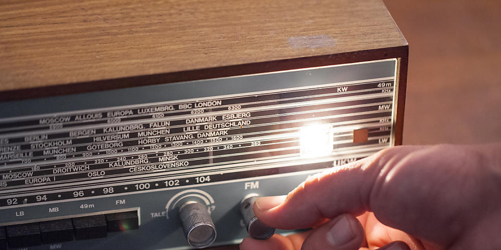 Ein altehrwürdiges und beliebtes Medium: Die Schweizer Bevölkerung hört im Durchschnitt fast zwei Stunden Radio pro Tag. (Symbolbild)