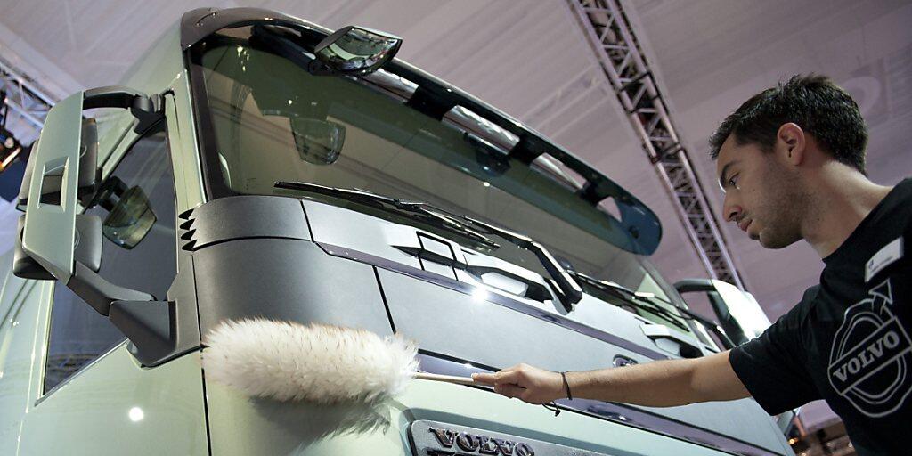 Der schwedische Nutzfahrzeughersteller Volvo hat einen guten Jahresstart hingelegt. Vor allem weil der Konzern deutlich mehr Lastwagen auslieferte als ein Jahr zuvor, schossen Umsatz und Gewinn hoch. (Archiv)