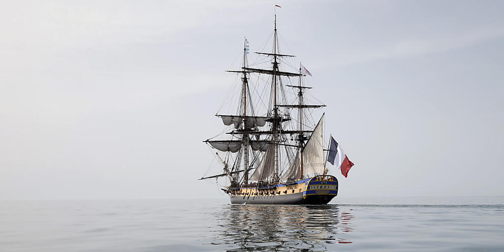 Hat zwei Atlantik-Durchquerungen hinter sich: Der bekannte Dreimaster "Hermione" ist zurück im französischen Brest. (Archiv) Hat zwei Atlantik-Durchquerungen hinter sich: Der bekannte Dreimaster "Hermione" ist zurück im französischen Brest. (Archiv)