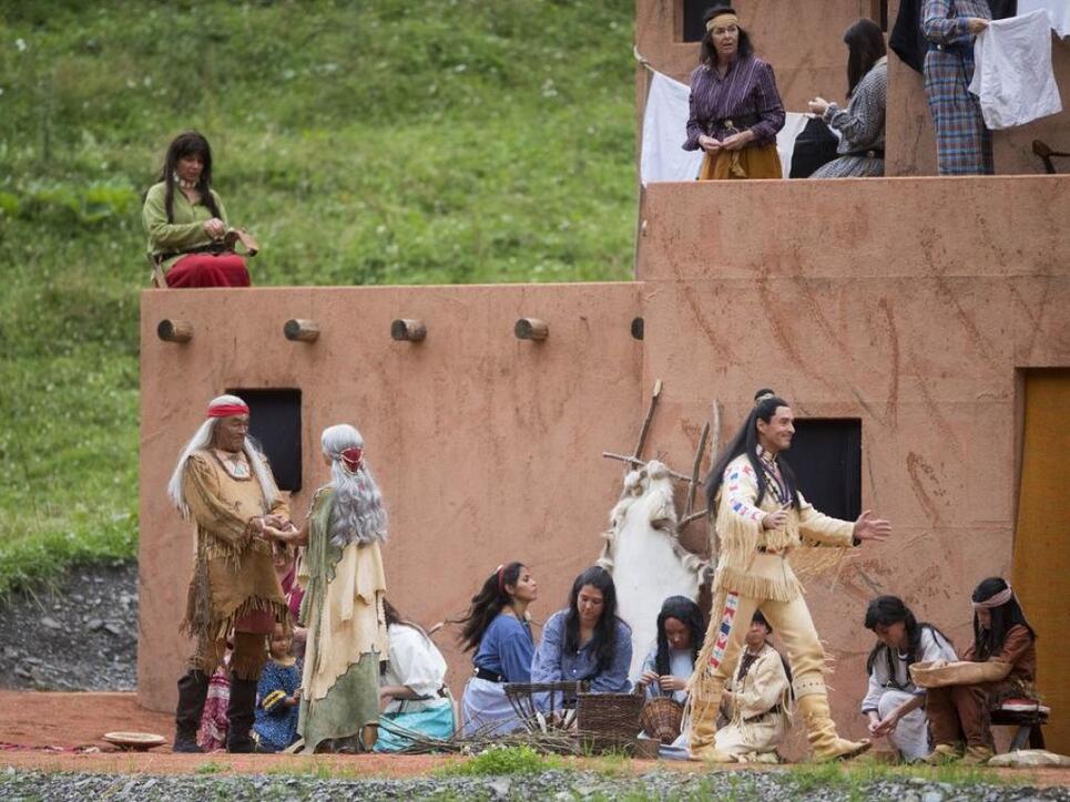 Szene aus dem Freilichtspiel "Winnetou1"  beim Wasserfall in Engelberg. Diesen Sommer gibt es eine Zweitauflage mit einer völlig neuen, noch nie gespielten Geschichte: "Winnetou II - Ribanna und das Kriegsbeil der Poncas".