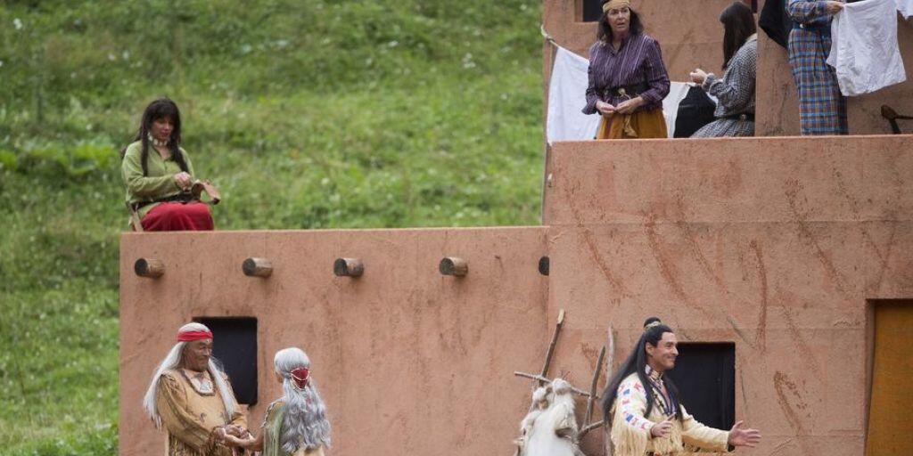 Szene aus dem Freilichtspiel "Winnetou1"  beim Wasserfall in Engelberg. Diesen Sommer gibt es eine Zweitauflage mit einer völlig neuen, noch nie gespielten Geschichte: "Winnetou II - Ribanna und das Kriegsbeil der Poncas".