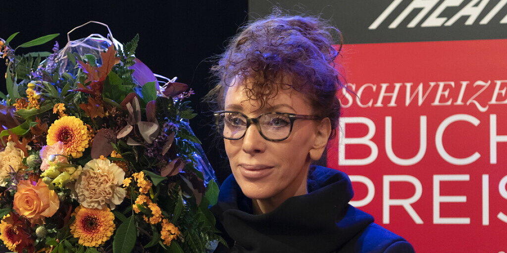 Die gebürtige Deutsche und in der Schweiz lebende Autorin Sibylle Berg  wird für ihre "eispickelharte Gesellschaftskiritk "GRM. Brainfuck." mit dem Schweizer Buchpreis 2019 geehrt.