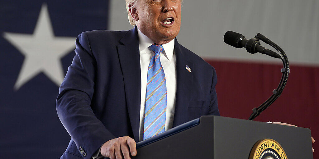 Donald Trump, Präsident der USA, spricht während eines Besuchs der Double Eagle Energy Oil Rig über die amerikanische Energieproduktion. Foto: Evan Vucci/AP/dpa