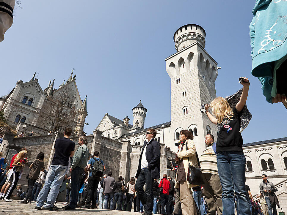 Besucherandrang auf Schloss Neuschwanstein: 2017 sind erneut mehr Schweizer Touristen nach Deutschland gereist. (Archiv)