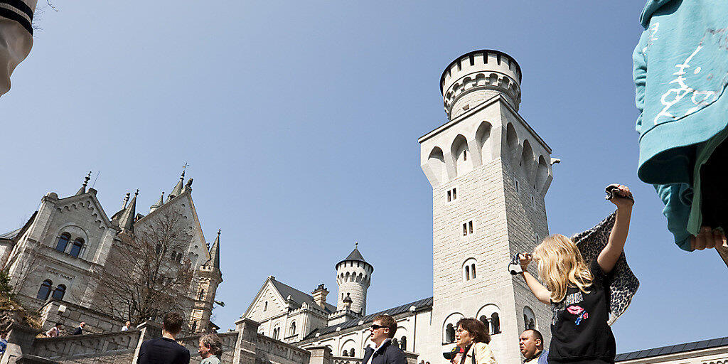Besucherandrang auf Schloss Neuschwanstein: 2017 sind erneut mehr Schweizer Touristen nach Deutschland gereist. (Archiv)