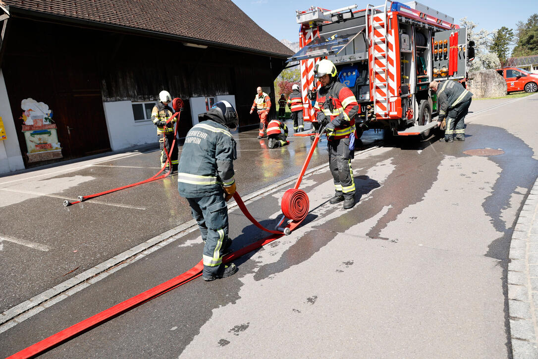 Schluss&uuml;bung beim Kurs f&uuml;r neue Feuerwehrleute beim "Restaurant L&ouml;wen&raquo; in Gamprin-Bendern.