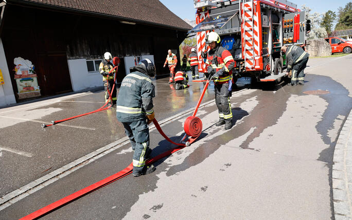 Schluss&uuml;bung beim Kurs f&uuml;r neue Feuerwehrleute beim "Restaurant L&ouml;wen&raquo; in Gamprin-Bendern.