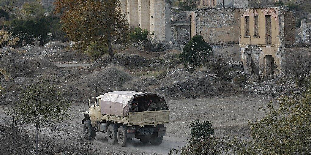 Aserbaidschanische Soldaten patrouillieren gut eine Woche nach der Übergabe der Stadt an Aserbaidschan. Foto: Emrah Gurel/AP/dpa