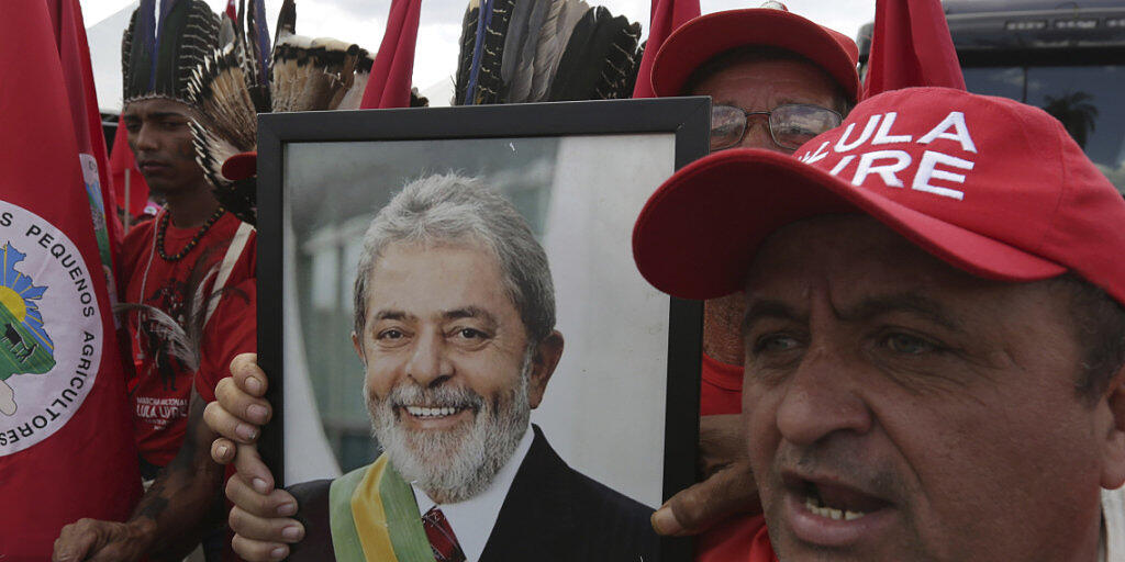 Ex-Präsident Luiz Inacio Lula da Silva hat offiziell seine Kandidatur für die Präsidentschaftswahlen vom Oktober angekündigt. Tausende Anhänger haben am Mittwoch für seine Wahl und seine Freilassung demonstriert. (Archivbild)