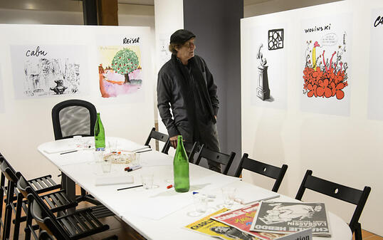 Der Karikaturist Raymond Burki in der Ausstellung "Relire Charlie Hebdo" im Haus der Pressezeichnungen in Morges.