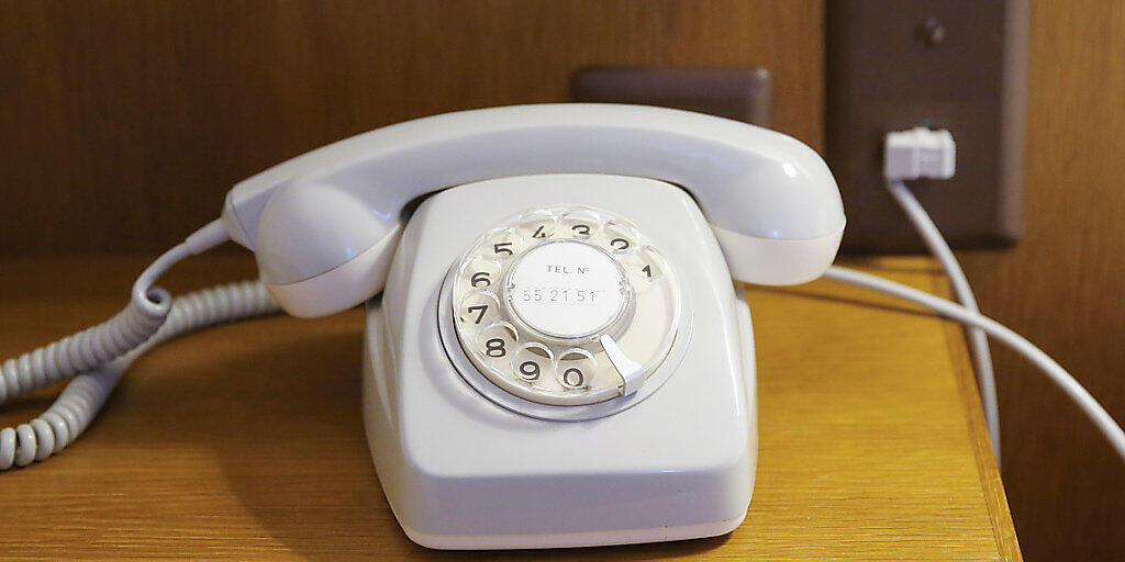 Auch nach der Abschaltung der analogen Telefonie durch die Swisscom kann das gute alte Wählscheibentelefon weiter verwendet werden, wenn man einen Spezialstecker kauft. (Archiv)