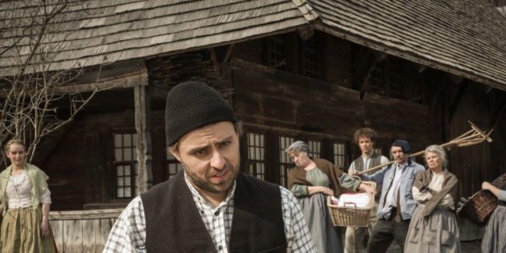 Bernhard Schneider als Ueli vor dem stattlichen Emmentaler Haus auf dem Ballenberg Bernhard Schneider als Ueli vor dem stattlichen Emmentaler Haus auf dem Ballenberg