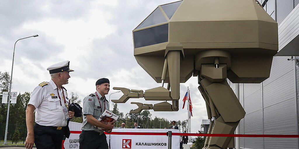 Modell eines von Menschen gelenkten, roboterähnlichen Militärgeräts an einer Ausstellung in der russischen Hauptstadt Moskau. (Archivbild)