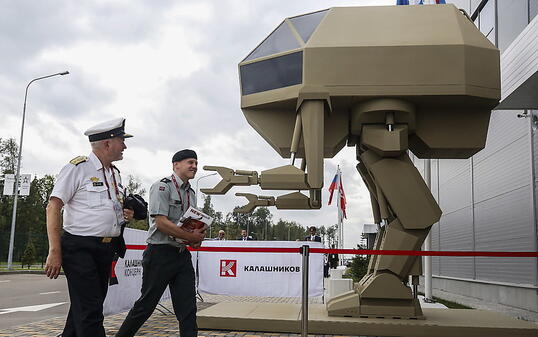Modell eines von Menschen gelenkten, roboterähnlichen Militärgeräts an einer Ausstellung in der russischen Hauptstadt Moskau. (Archivbild)