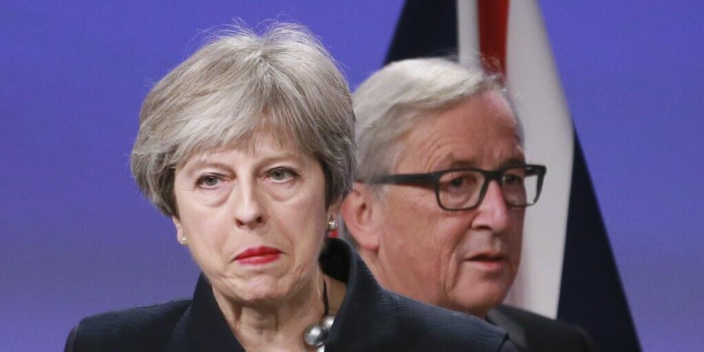 Not amused - aber sie dürfen es sich nicht anmerken lassen. EU-Kommissionspräsident Juncker (hinten) gibt sich in Brüssel vor Journalisten jedenfalls optimistisch, ebenso die britische Premierministerin May.
