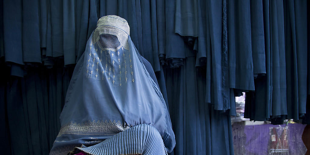 Die Staatspolitische Kommission des Ständerates will Burkas in der Schweiz nicht verbieten. Im Bild eine Frau in Afghanistan. (Archiv) Die Staatspolitische Kommission des Ständerates will Burkas in der Schweiz nicht verbieten. Im Bild eine Frau in Afghanistan. (Archiv)
