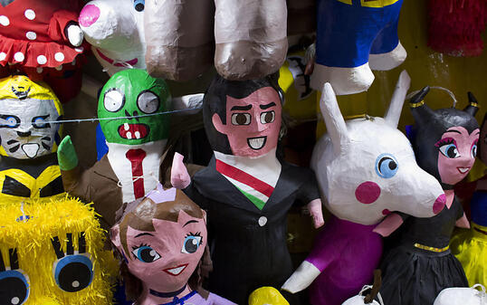 Pinata-Figuren in einem mexikanischen Laden. Weil eine solche Figur in einer Berliner S-Bahn liegengelassen wurde, sperrte die Polizei die S-Bahnstrecke für mehrere Stunden. (Symbolbild)