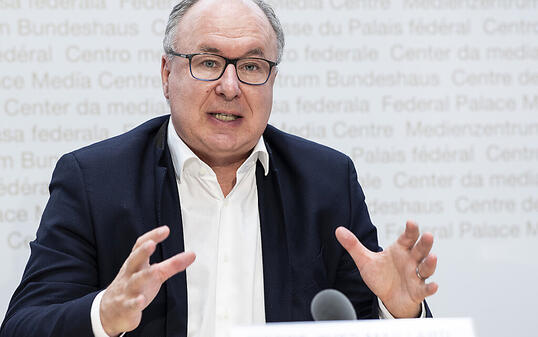 Pierre-Yves Maillard, Präsident des Schweizerischen Gewerkschaftsbundes, fordert, dass die Krankenkassenprämien aufgrund der hohen Reserven der Kassen gesenkt werden müssen. (Archivbild)