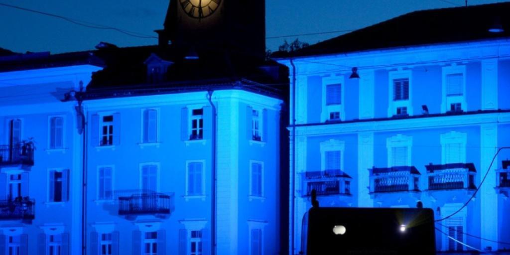 Zuschauerraum, Projektor und Häuserfassade auf der Piazza Grande während einer Filmvorführung. Auch dieses Jahr gibt es wieder zwei gratis Schnupperabende (Archiv)