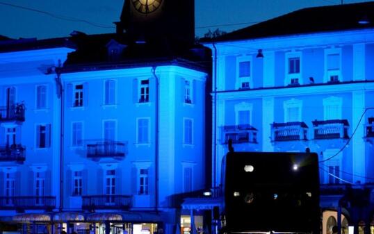 Zuschauerraum, Projektor und Häuserfassade auf der Piazza Grande während einer Filmvorführung. Auch dieses Jahr gibt es wieder zwei gratis Schnupperabende (Archiv)